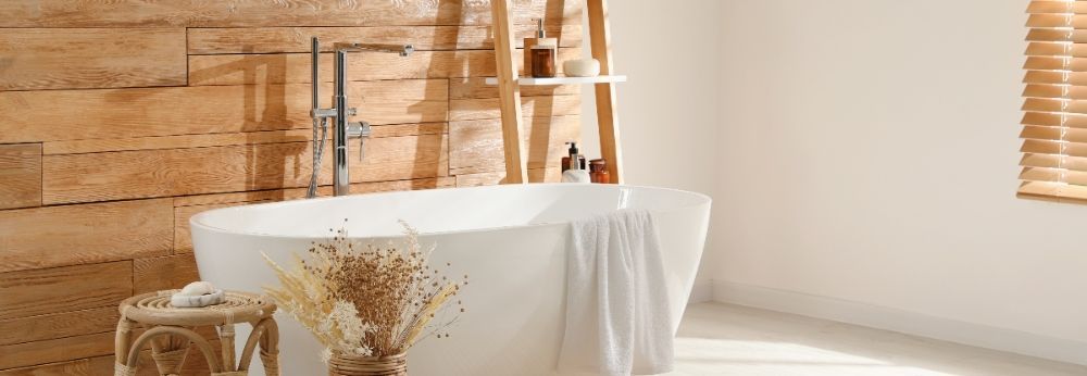 ein schönes Bad wurde mit Holzpaletten an der Wand gestaltet
